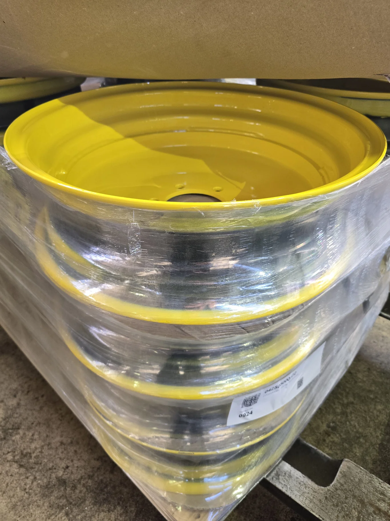 5.5 X 20 6-6-4.62 - 3.00 OUTSET YELLOW WHEEL image 2