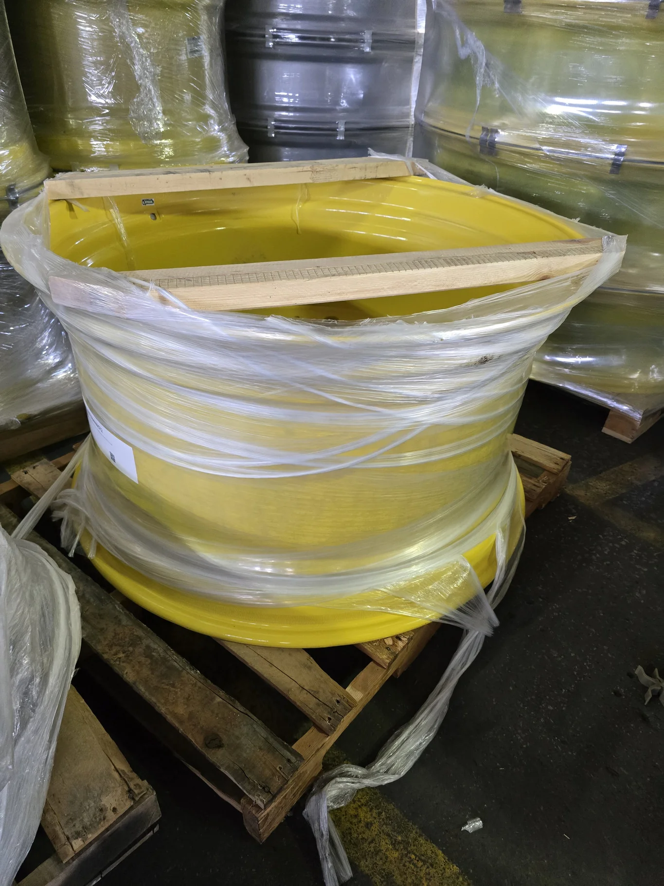 23 X 42 12-32.047-30.07-3.19 RIM & RAIL TRACTOR YELLOW WHEEL