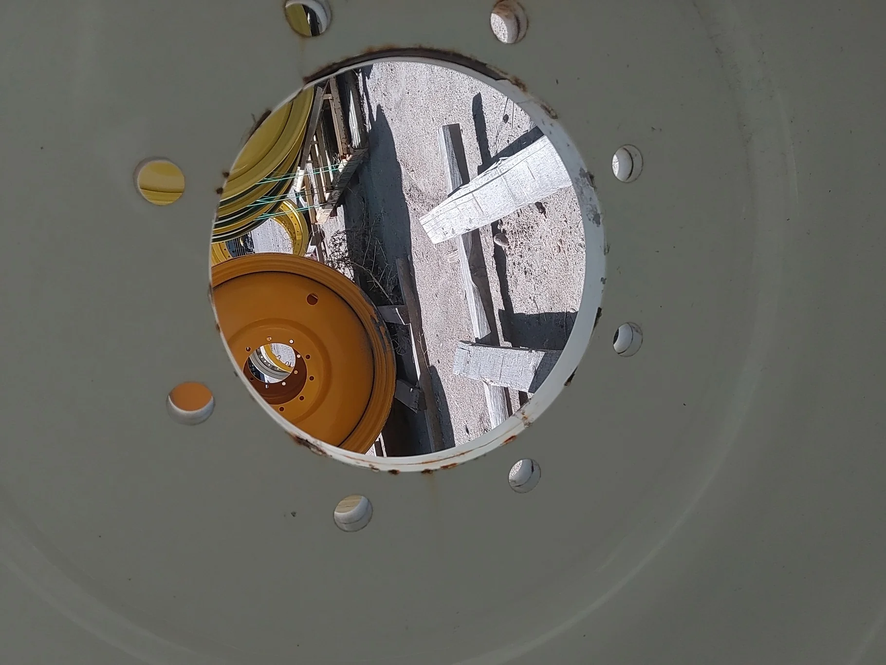 18 X 38 NH White 8 Bolt (.844) Sprayer Wheel (8-10.826-8.72) 1.5 Offset image 4
