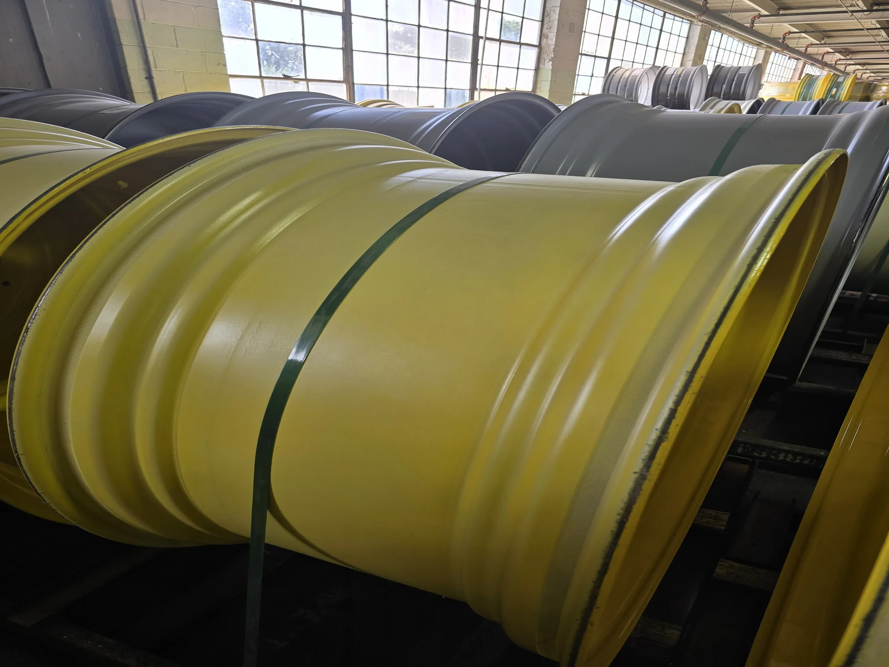 23 X 42 12-32.047-30.078-7.60 RIM & RAIL SPRAYER YELLOW WHEEL
