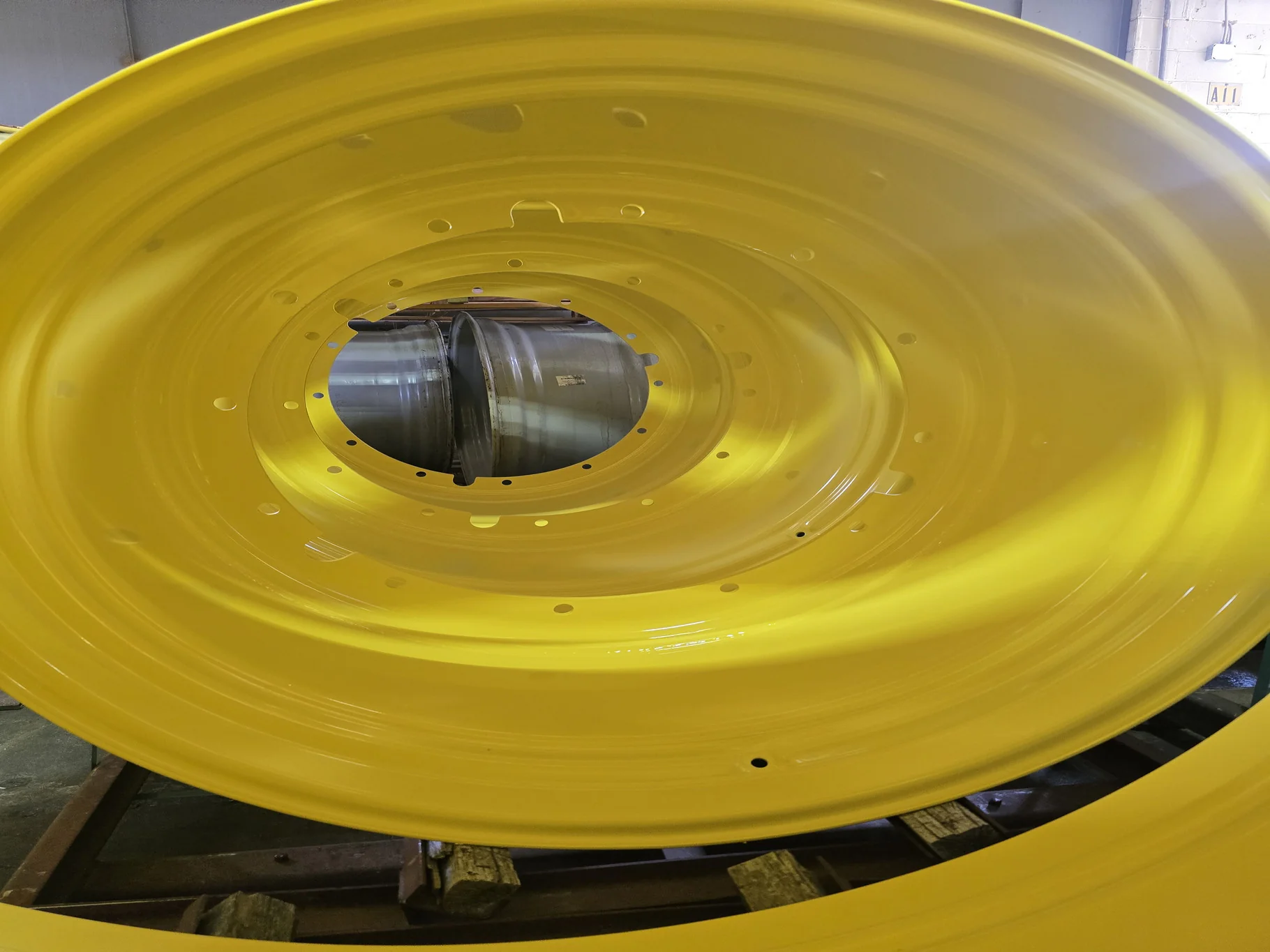 23 X 42 12-32.047-30.078-7.60 RIM & RAIL SPRAYER YELLOW WHEEL image 2