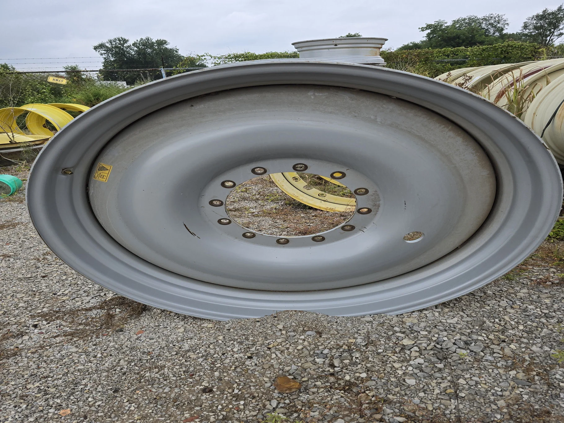 TAKE-OFF 13 X 46 12-15.748-13.829 -.01OUT AGCO SAPPHIRE GREY WHEEL image 2