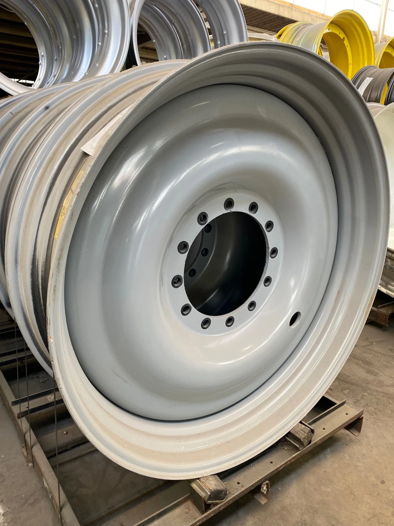 13 X 46 12-15.748-13.829 -.01OUT AGCO SILVER WHEEL