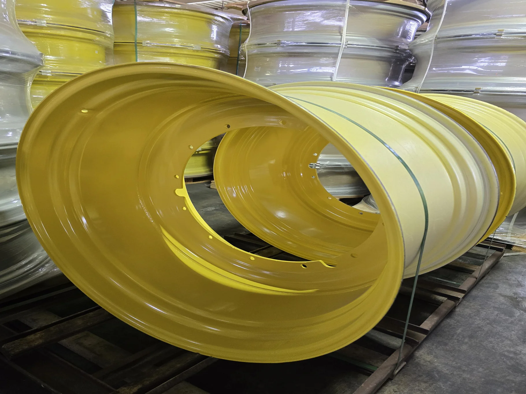 25 X 46 12-32.047-30.07-4.92 OUTSET RIM & RAIL YELLOW WHEEL image 3