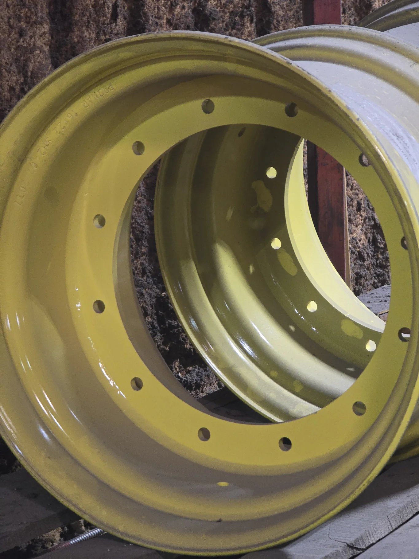 16 X 22.5 12-16.732-14.64 -7.75FS YELLOW WHEEL image 2
