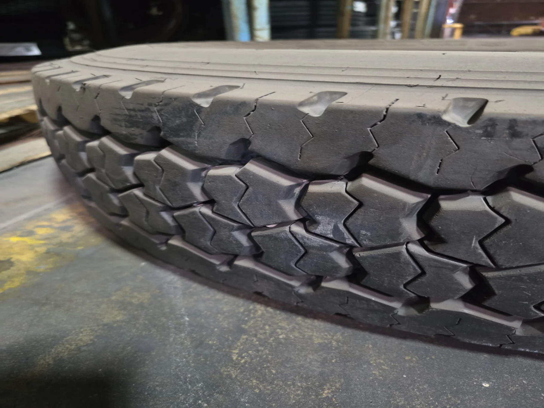 11R22.5 AMERISTEEL SECTION REPAIR CFI STK RECONDITIONED image 3