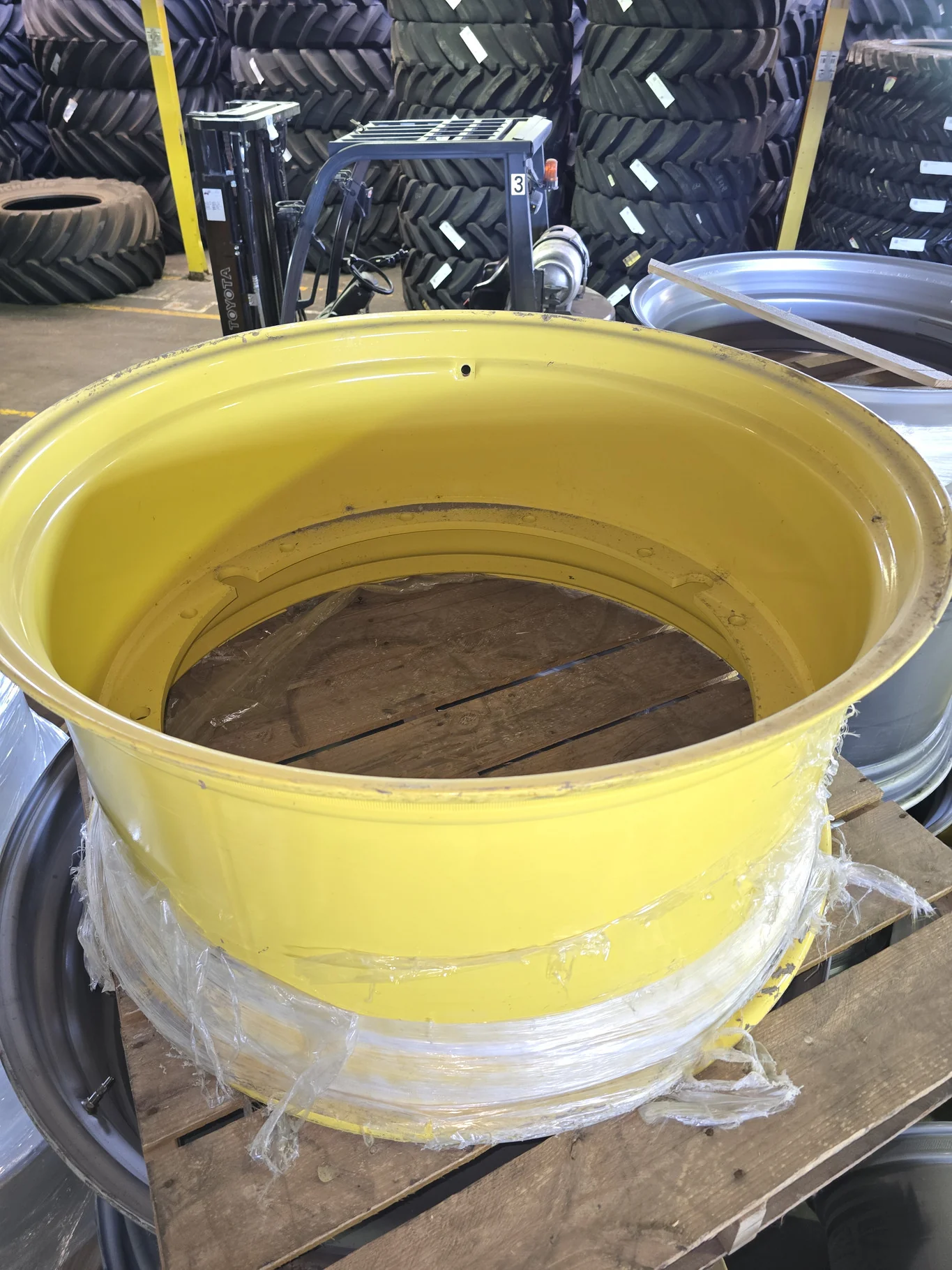 18 X 38 12-32.047-30.09 6 3/4" BS JD YELLOW STUB DISC WHEEL