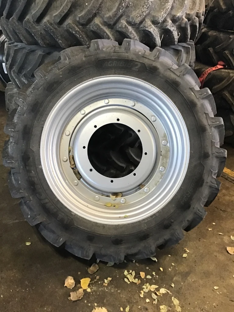 Take-Off 320/85R34 133A8 Michelin Agribib 2 TL R-1W 95-100% on 10 x 34 8-15.945-14.281 R & R Silver