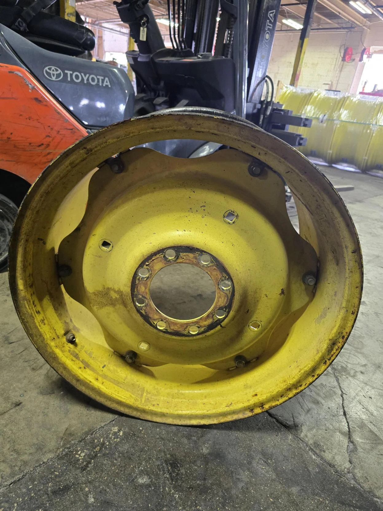 Used 15 X 28 8-8-6 Titan 6 Clamp Yellow Wheel w/ Disc image 3