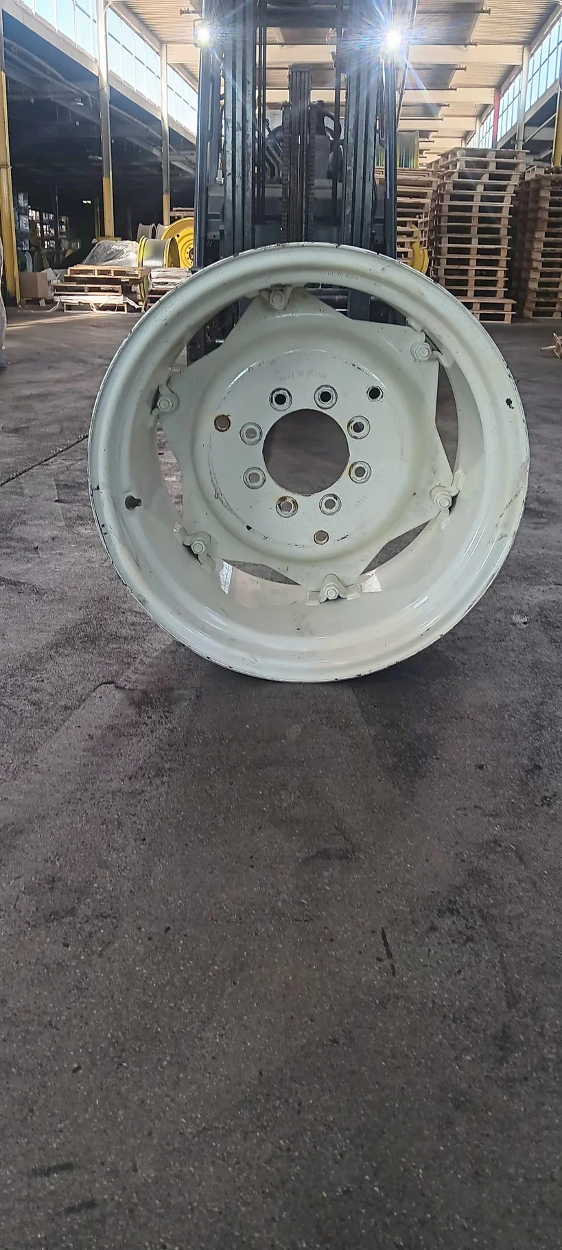Used 16 x 24 8-8-5.94 6 Clamp NH White Wheel image 2