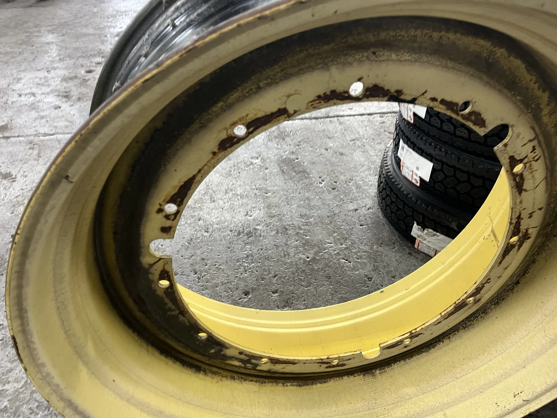 Used 21 x 46 12-32.047-30.078 Rim & Rail Yellow Wheel image 2