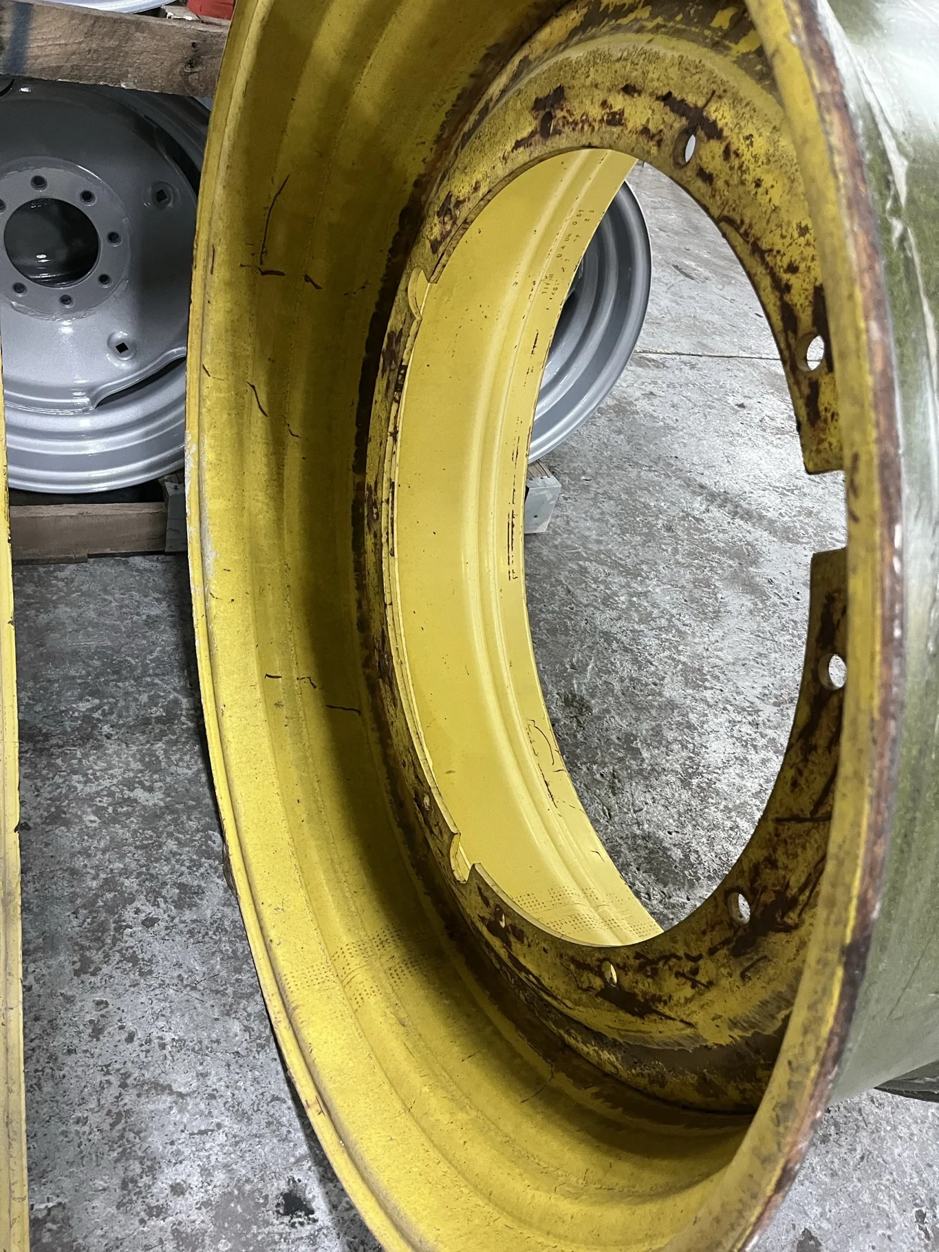 Used 21 x 46 12-32.047-30.078 Rim & Rail Yellow Wheel image 4