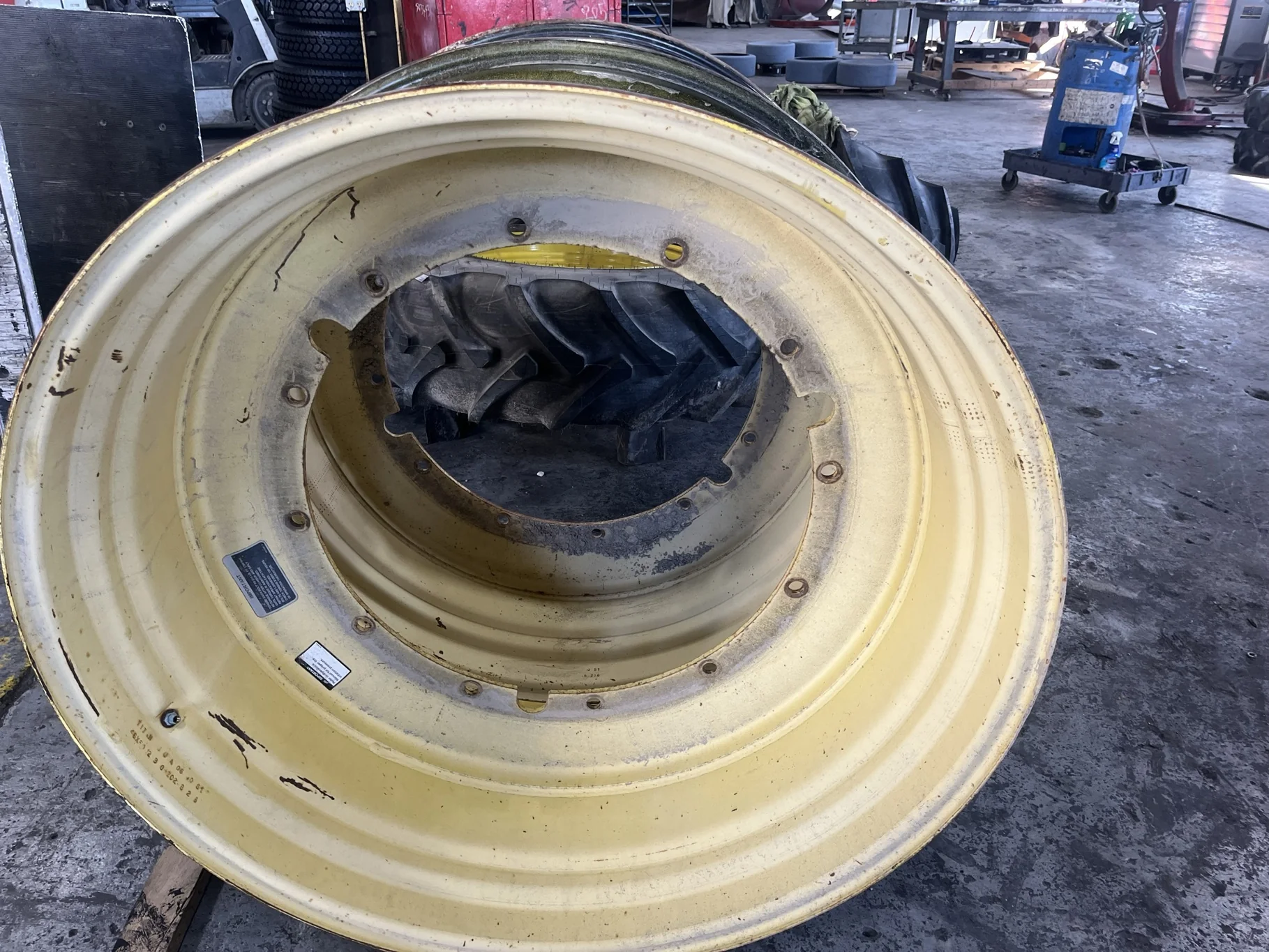 Used 20 x 46 12-32.047-30.17 Rim & Rail Yellow Wheel image 2
