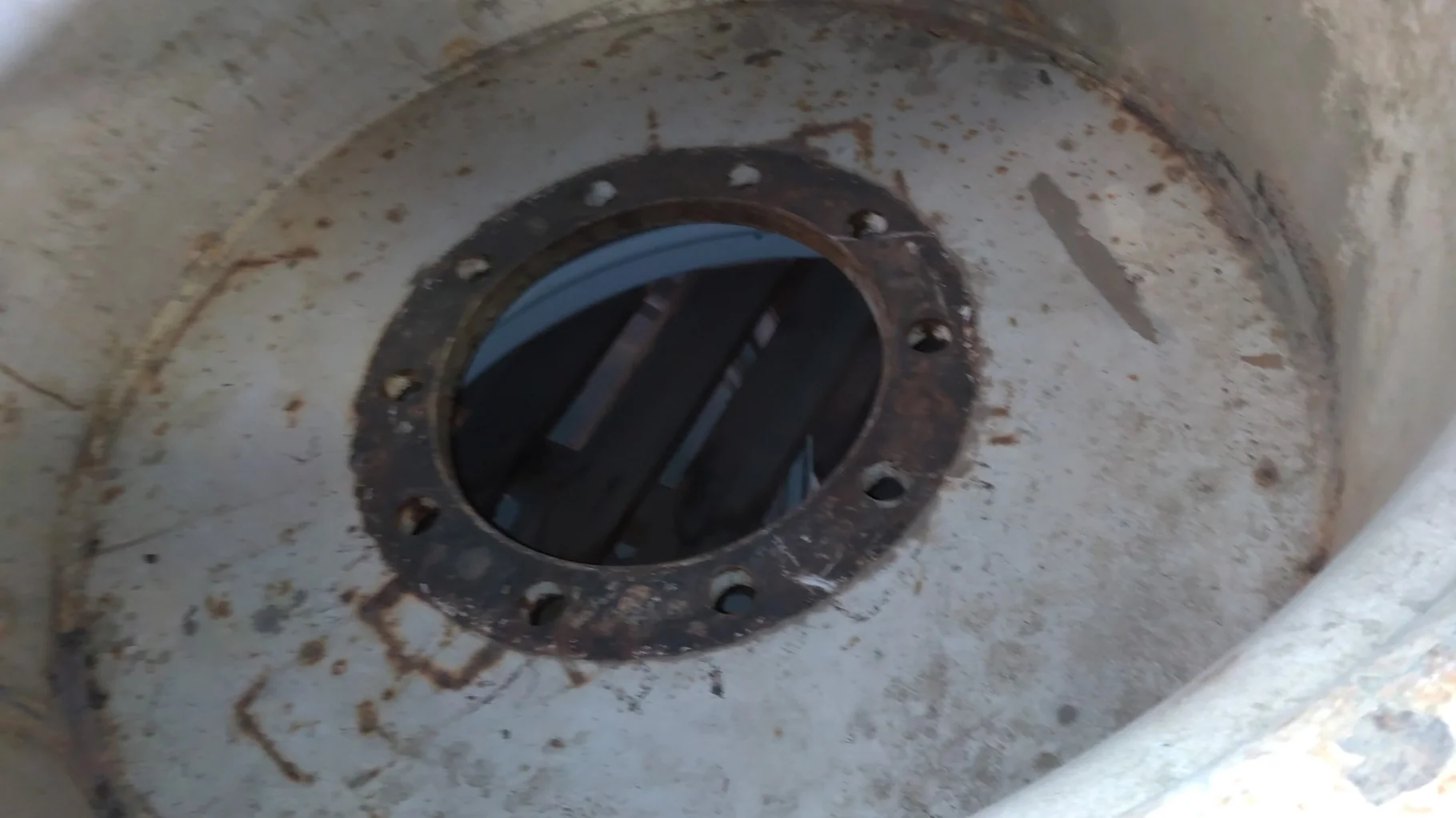 Used 27 x 32 10-13.19-11.07 Flat Plate White Wheel image 7