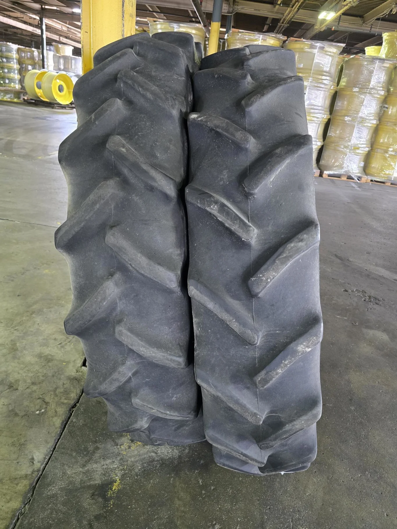 Used 320/85R42 141A8 Goodyear Super Traction DT800 TL R-1W 70-75% image 3