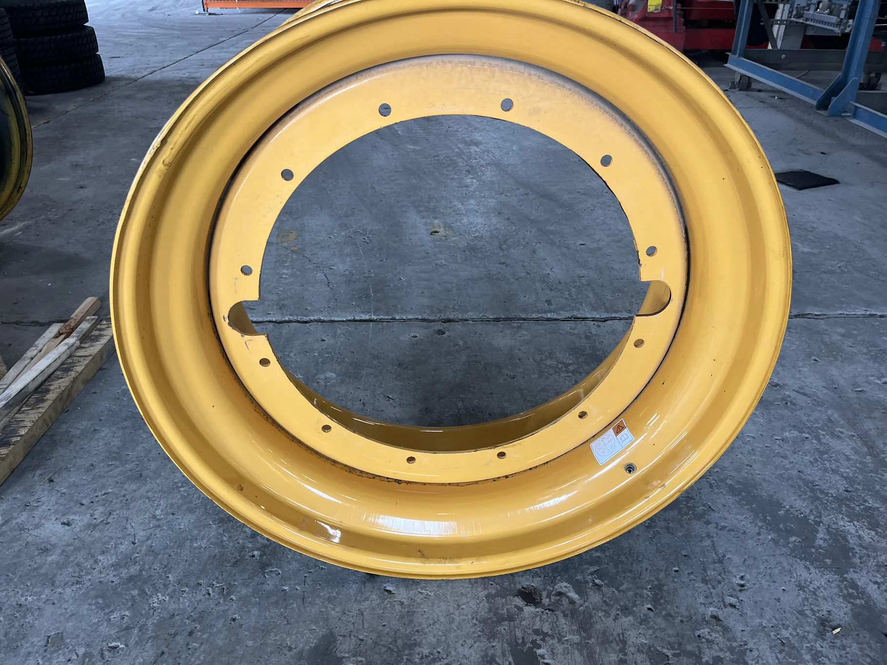 Used 18 x 42 12-30.375-28.42-2.81IN Rim & Rail Yellow Wheel