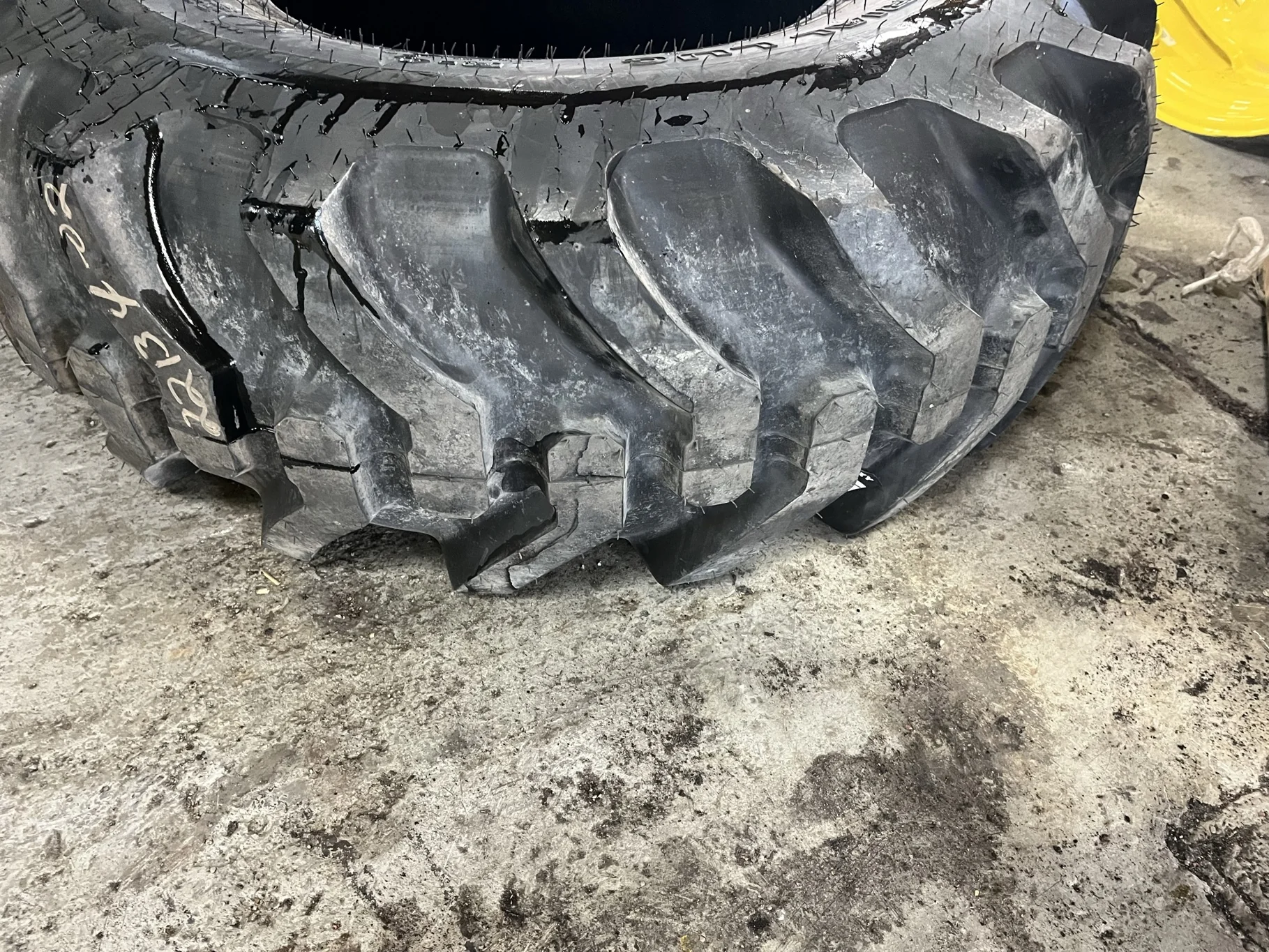 Take-Off 16.9-24 128A8 Galaxy Super Industrial Lug TL R-4 95-100%