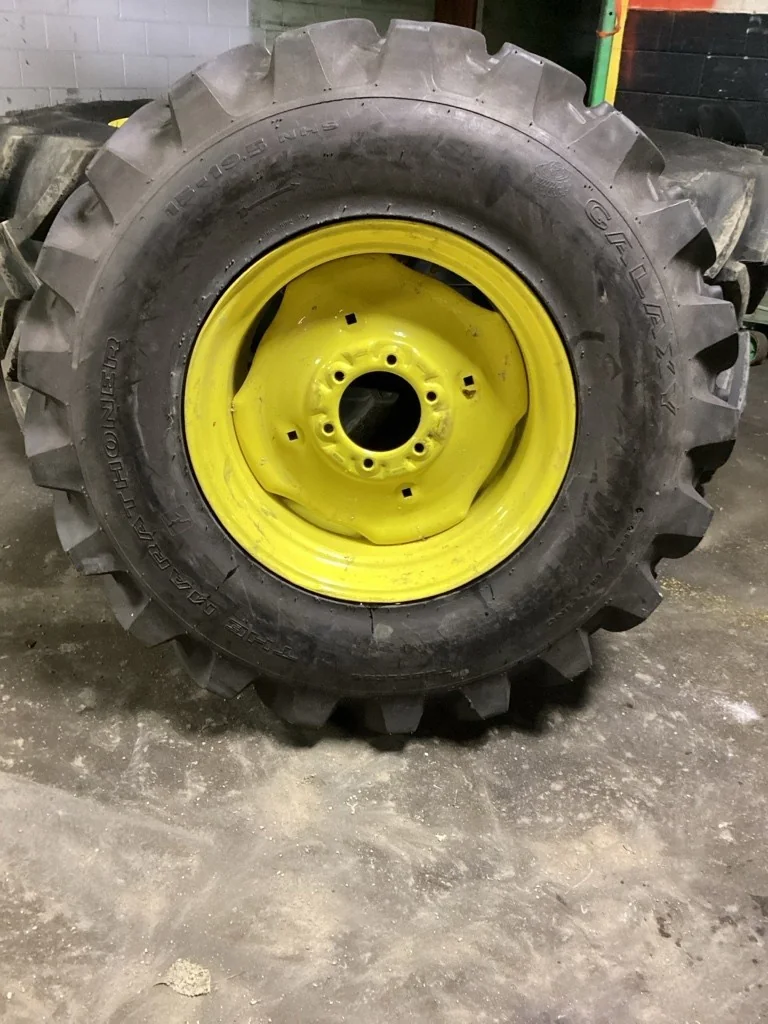 Take-Off 15-19.5 6 PLY Galaxy Marathoner TL R-4 95-100% On 12.25 x 19.5 6-6-4.62 JD Implement Wheel
