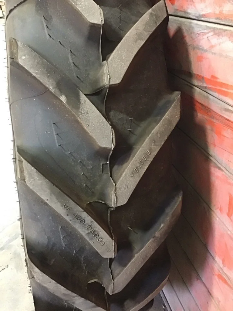 Take-Off VF420/85R34 154A8 Michelin Yieldbib TL R-1W 95-100% On 13 x 34 (12-16.732-14.620)  Waffle image 3