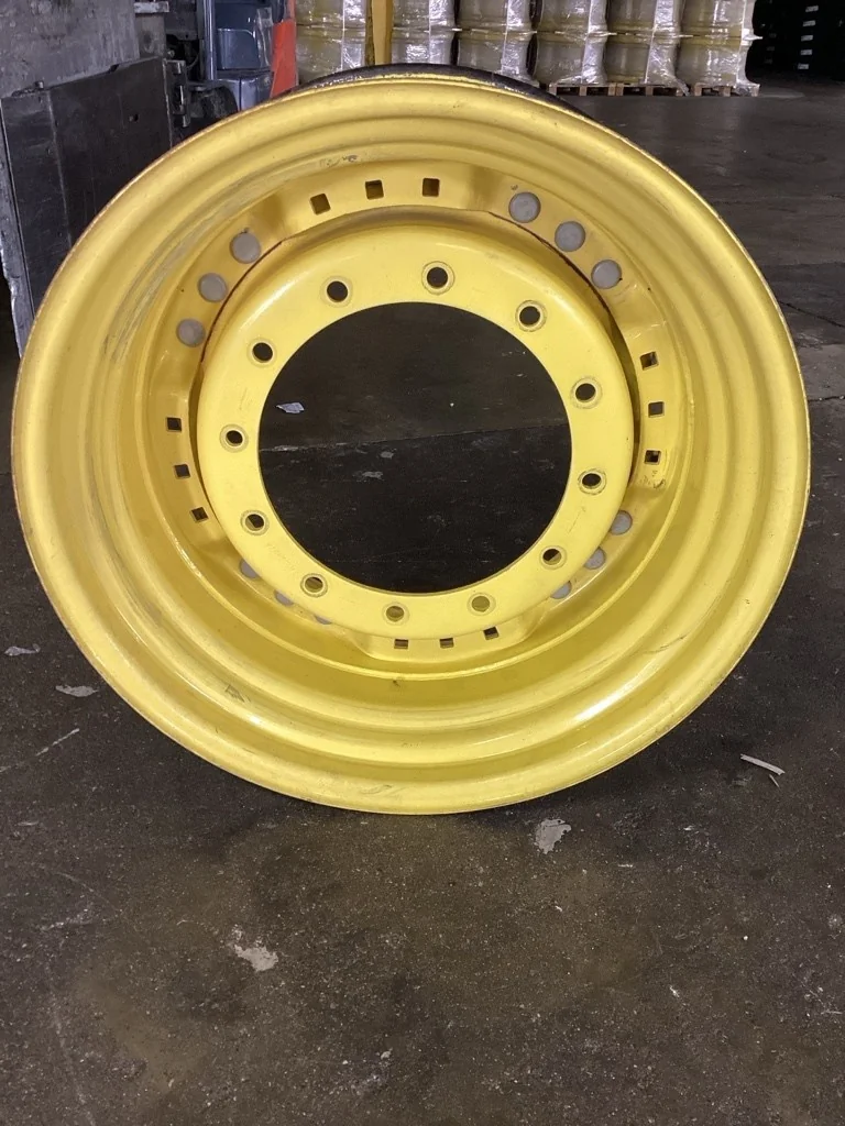 Used 13 x 30 12-16.732-14.620 Titan Waffle 3 Bolt With Disc Paint In Fair Condition