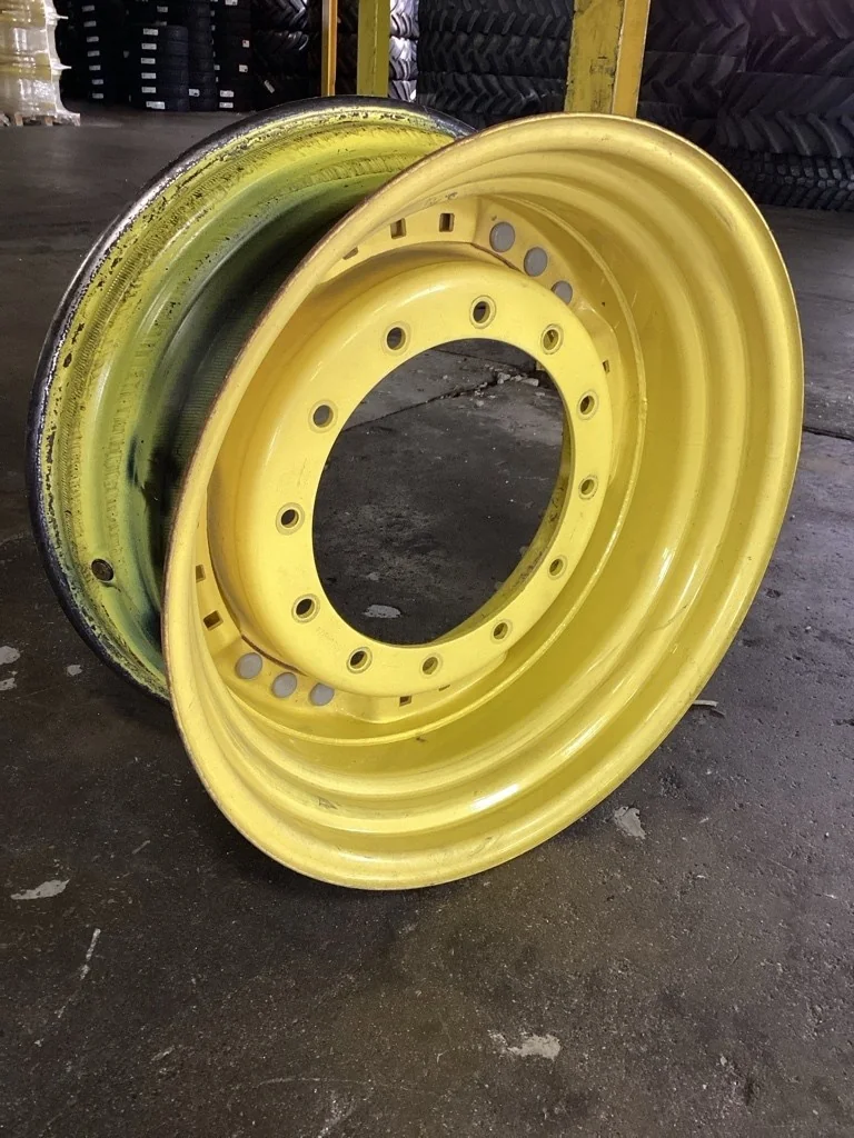 Used 13 x 30 12-16.732-14.620 Titan Waffle 3 Bolt With Disc Paint In Fair Condition image 2