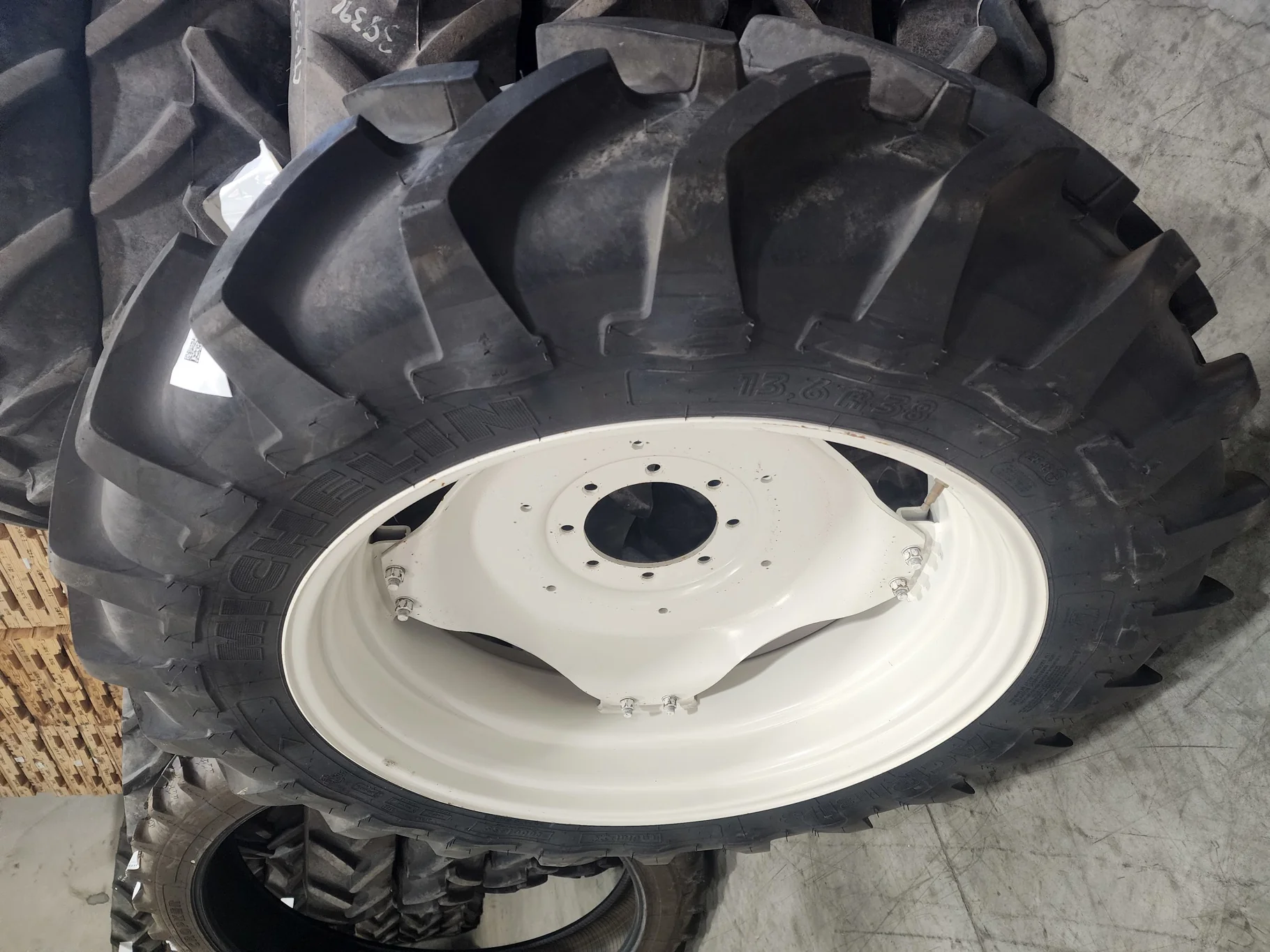 Take-Off 13.6R38 125B Michelin Agribib TL R-1W 95-100% On 12 x 38 (8-10.82-8.78) 4/2 Square Clamp image 2