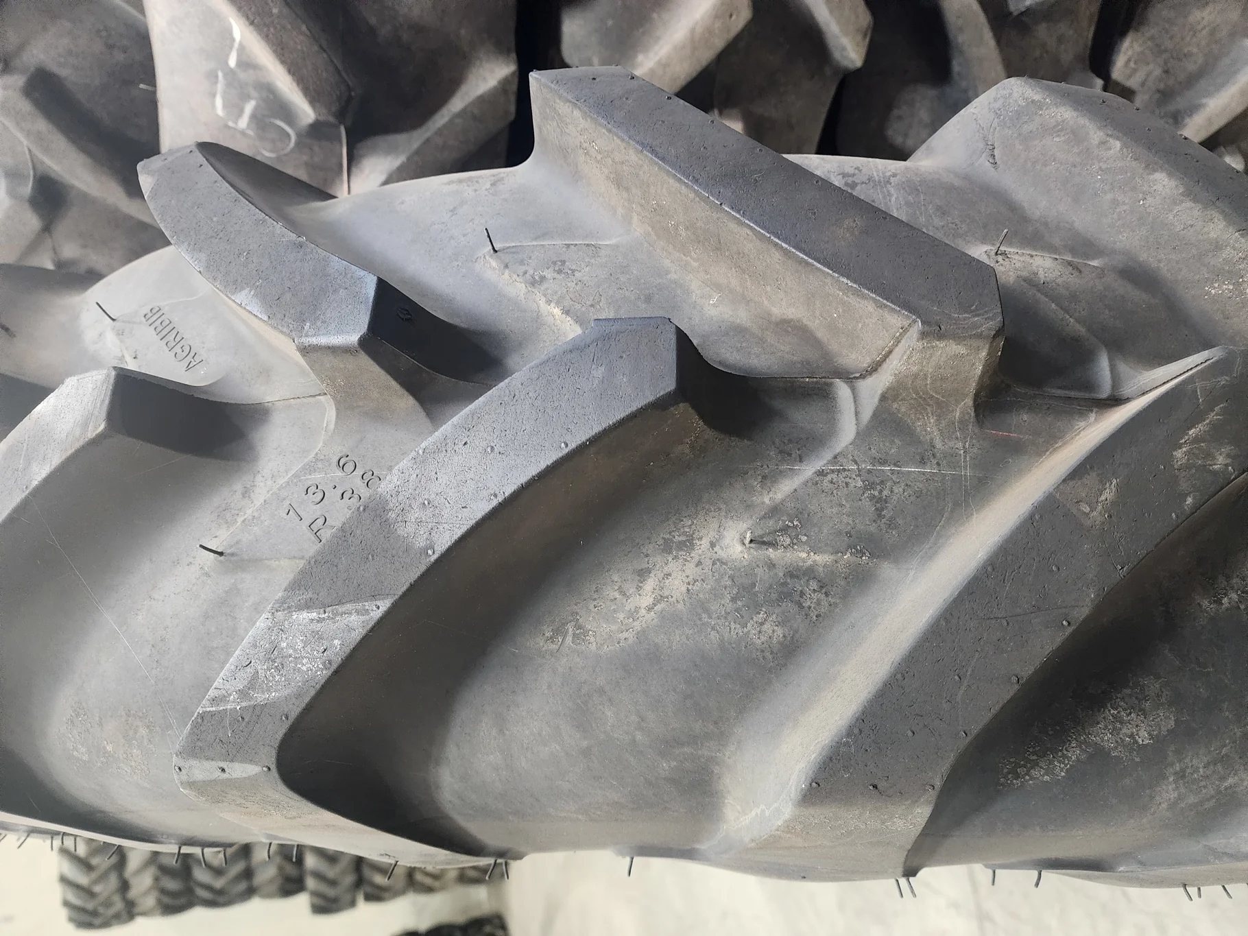 Take-Off 13.6R38 125B Michelin Agribib TL R-1W 95-100% On 12 x 38 (8-10.82-8.78) 4/2 Square Clamp image 3