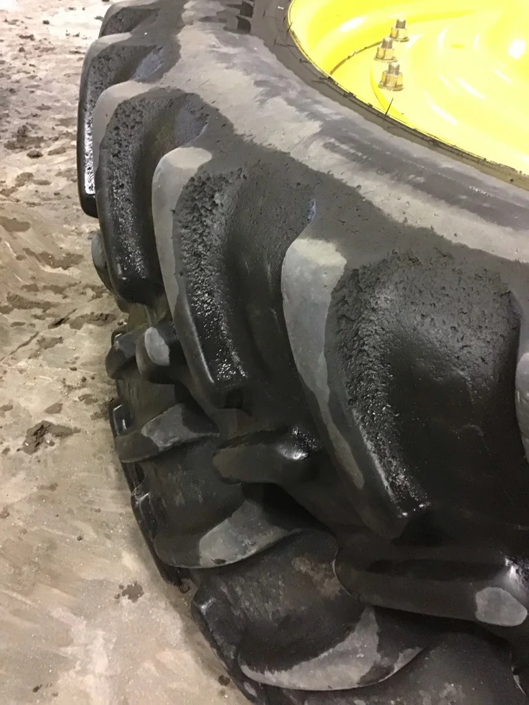 Used 320/90R42 139A8 BKT Agri max RT 945 TL R-1W 65-70% On 10 x 42 (12-16.732-14.62) Waffle 3 Bolt image 2