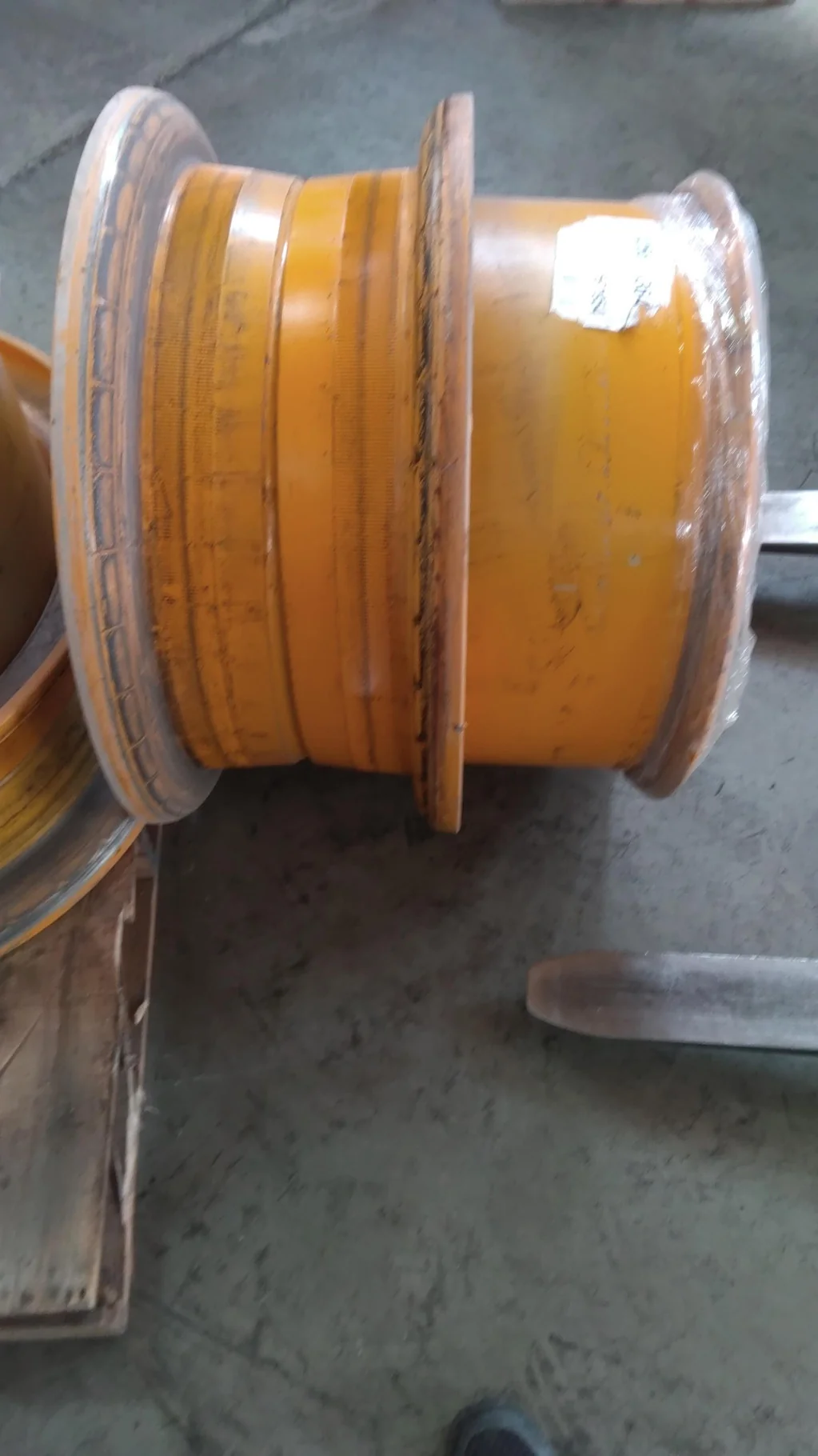 Used 19.5 x 25 16-16.73-14.640 Moveero Industrial Yellow Lock Ring 3pc Wheel