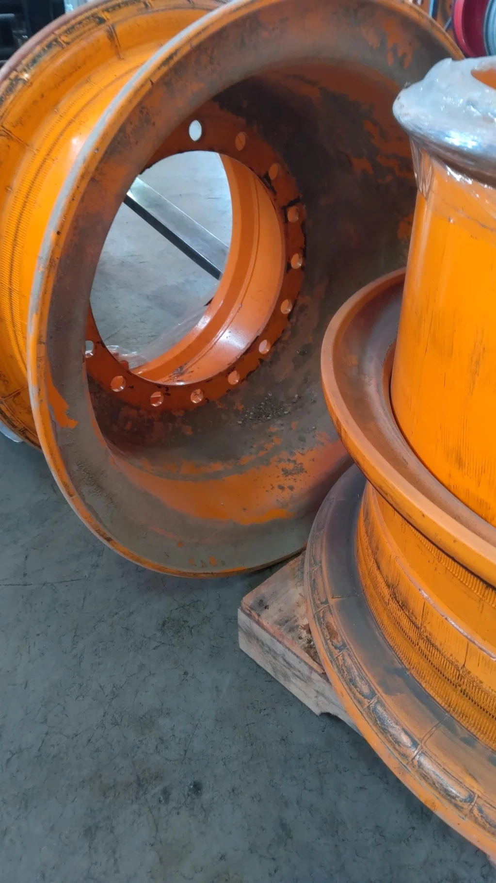 Used 19.5 x 25 16-16.73-14.640 Moveero Industrial Yellow Lock Ring 3pc Wheel image 2