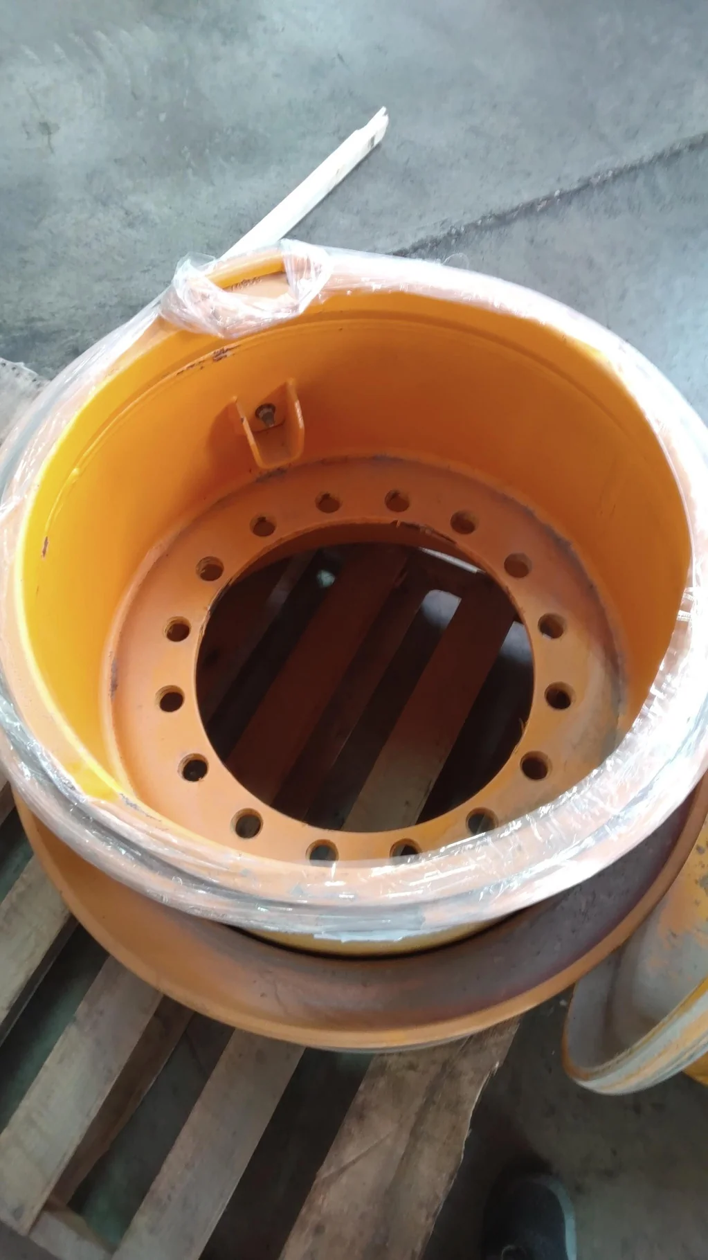 Used 19.5 x 25 16-16.73-14.640 Moveero Industrial Yellow Lock Ring 3pc Wheel image 3
