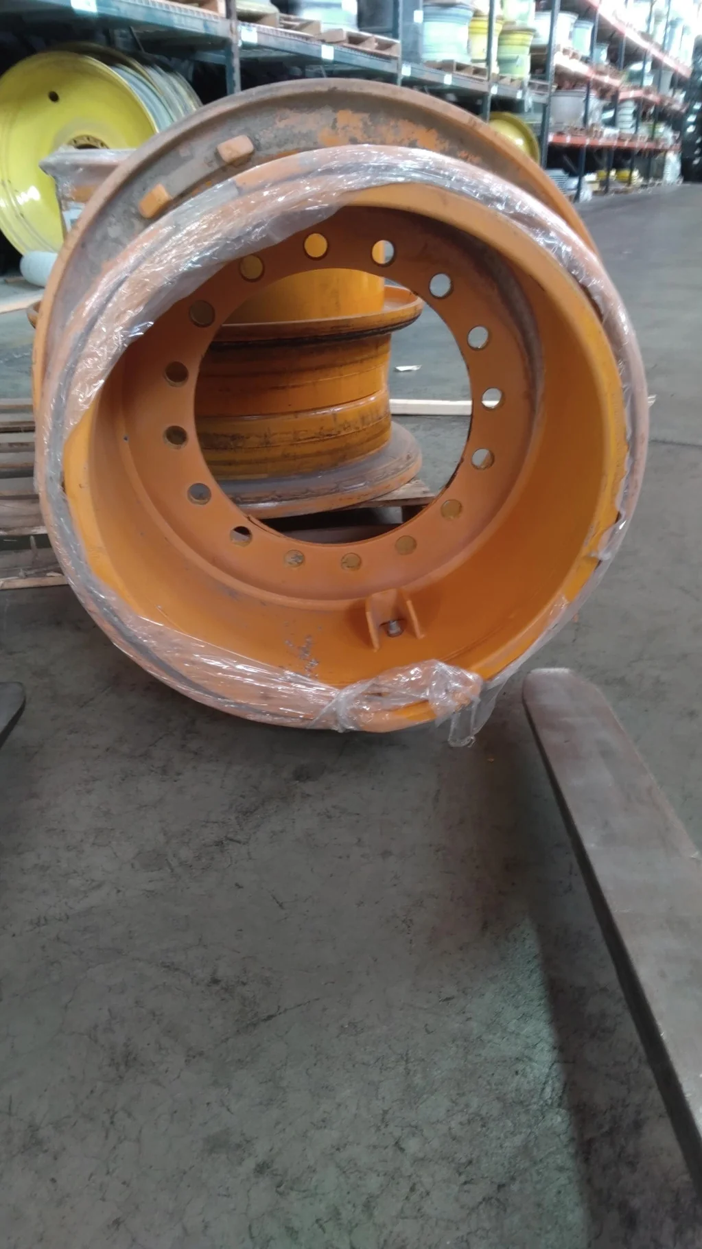 Used 19.5 x 25 16-16.73-14.640 Moveero Industrial Yellow Lock Ring 3pc Wheel image 5