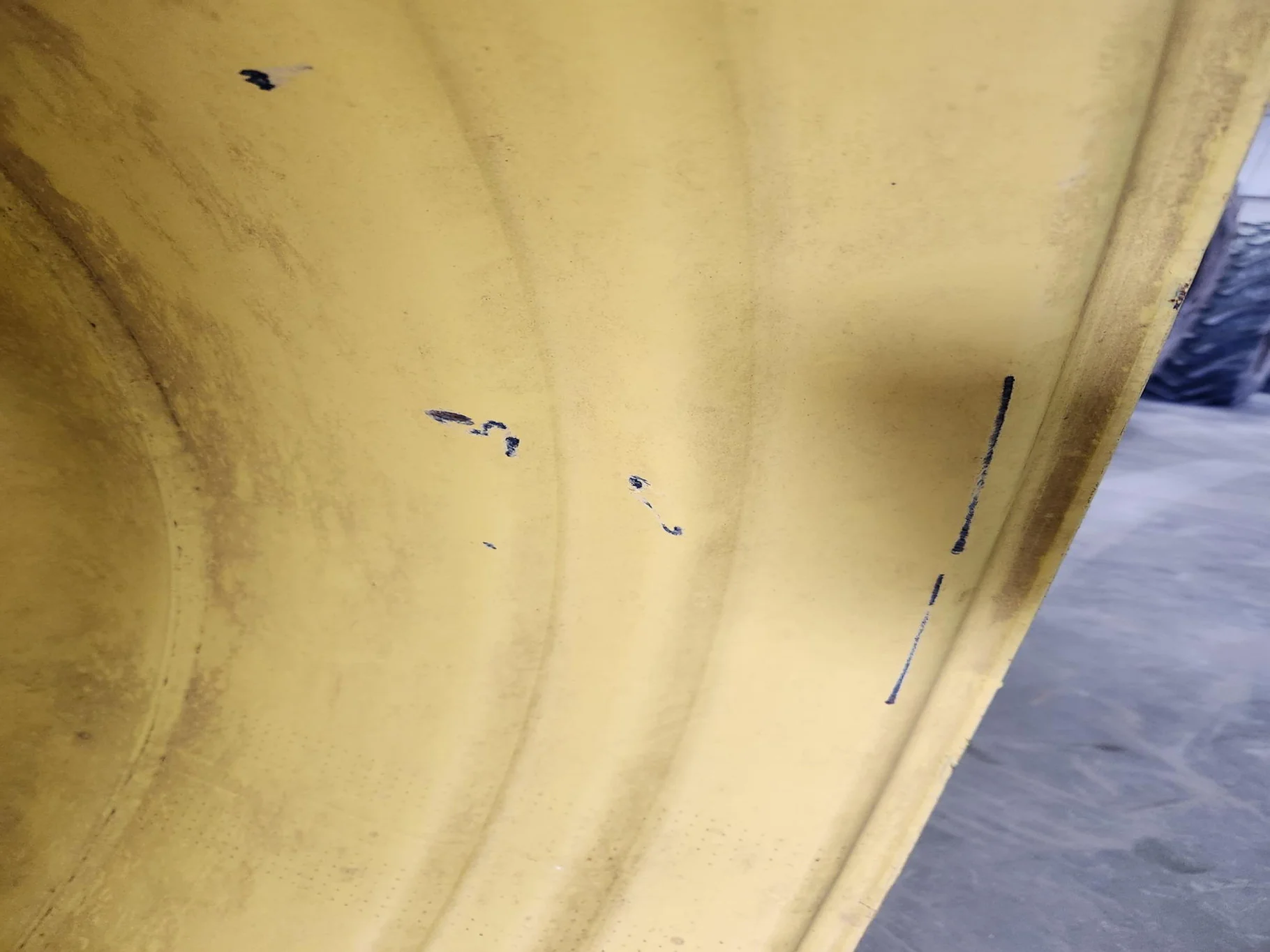Used 20 x 42 12-32.047-30.17-2.81IN Rim & Rail Yellow Wheel image 3