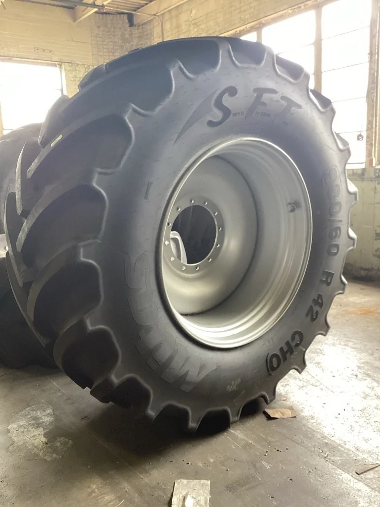 Take-Off 900/60R42 183D Mitas SFT TL R-1W 95-100% On 28 x 42 12-16.375-14.375 13.5" BS Krone Wheel image 2
