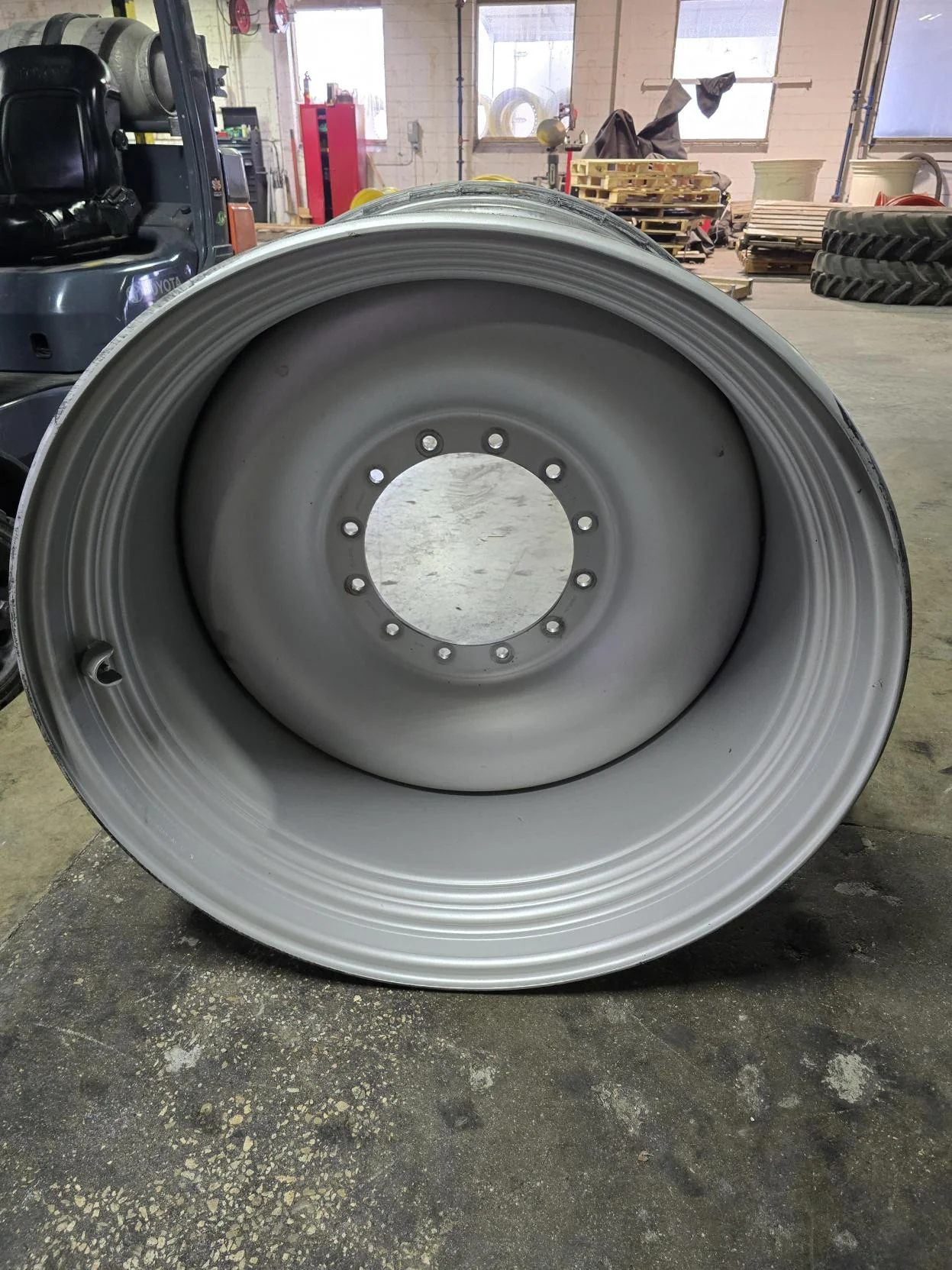 Take-Off 28 x 42 12-16.375-14.375 13.5" BS Case Silver Wheel image 2