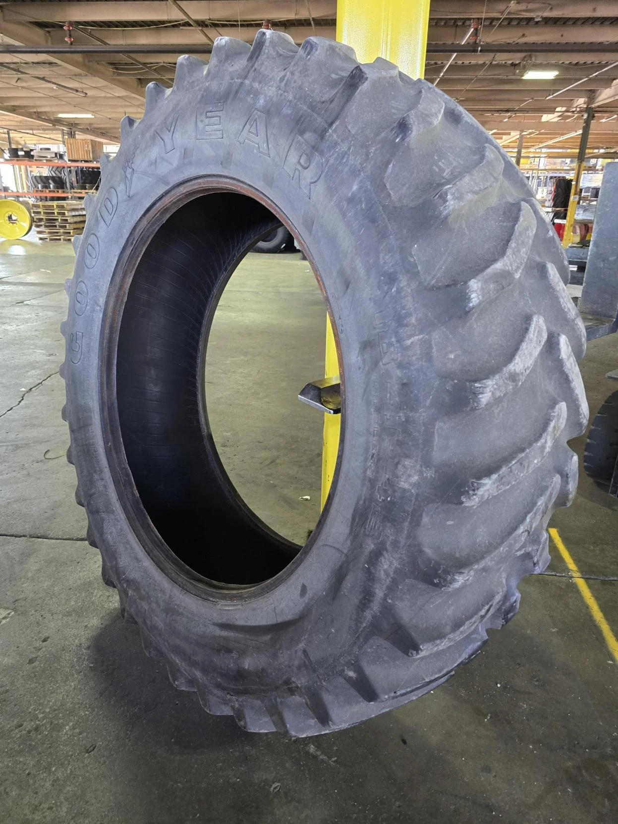 Used 18.4R42 148A8 Goodyear Dyna Torque Radial TL R-1 60-65% image 4