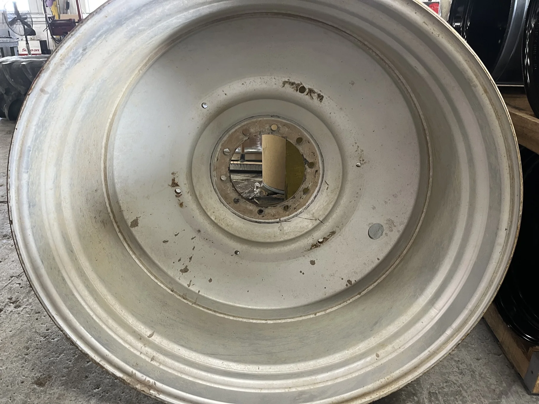 Used 44 x 46 10-13.189-11.07 Dual Case Silver Wheel image 2