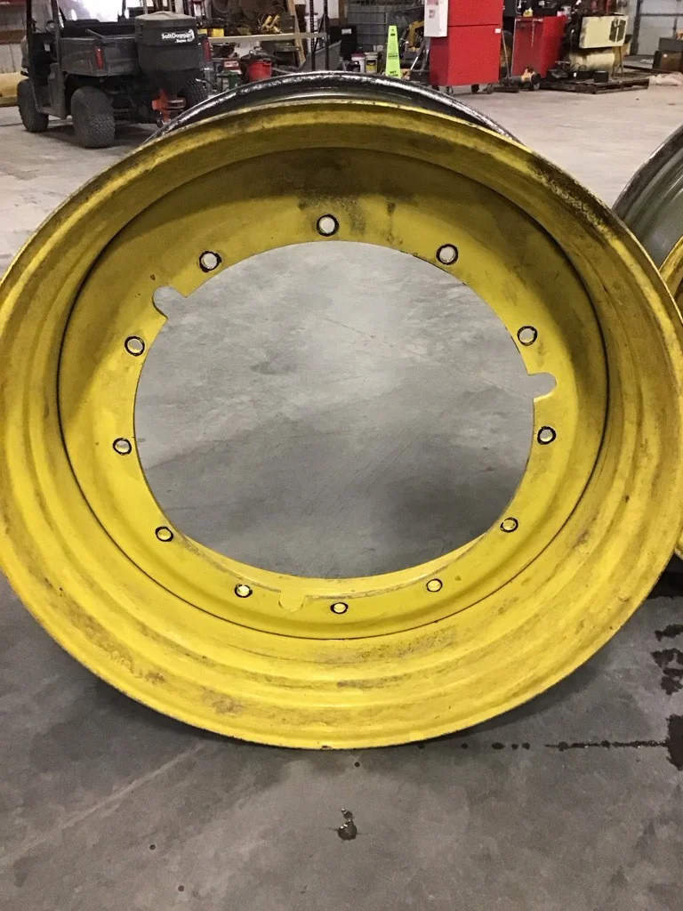 Used 20 x 46 (12-32.047-30.078) JD Titan Rim & Rail (Mild Rust, Paint Fair) image 3