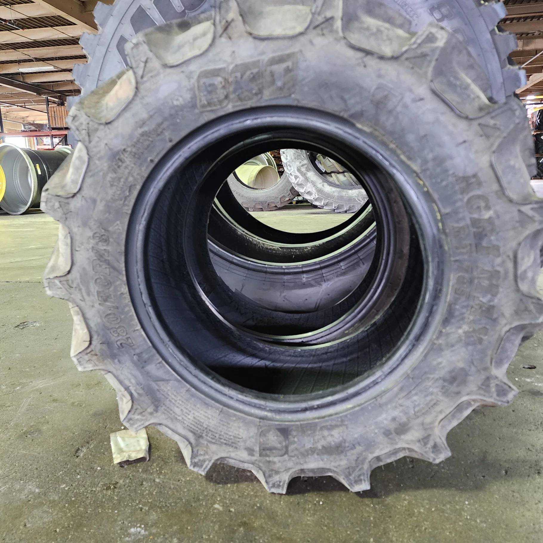 Take-Off 280/70R18 114AB BKT Agrimax RT765 TL R-1 95-100% image 3
