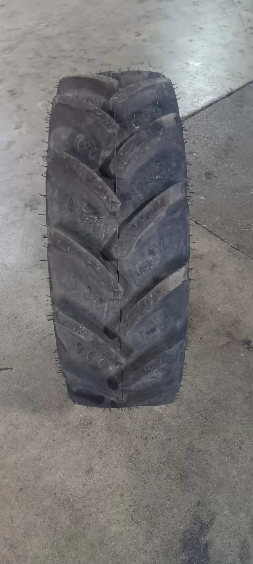 Take-Off 280/70R18 114AB BKT Agrimax RT765 TL R-1 95-100% image 5