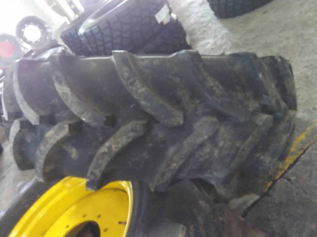 Used 420/70R28 133D Vredestein Traxion 70 TL R-1W 90-95% On 12 x 28 (10-13.19-11.07) Soild Wheel image 3