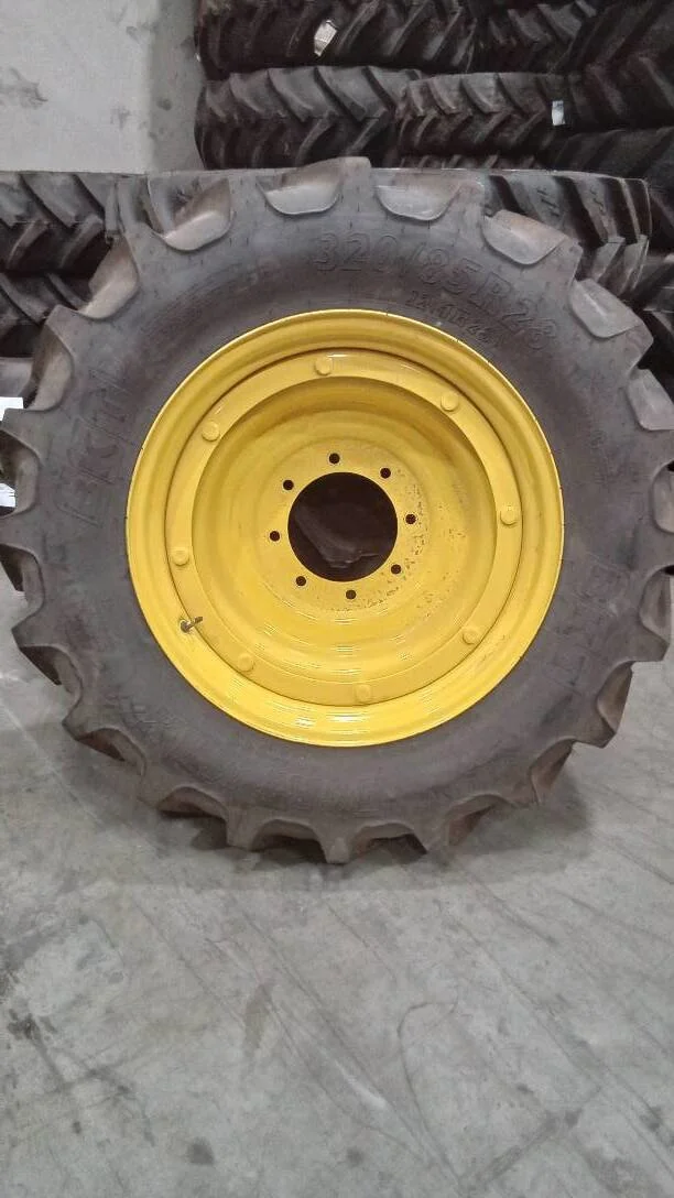 Take-Off 320/85R28 124B BKT Agrimax RT855 TL R-1W 95-100% On 10 x 28 (8-10.82-8.78) Rail Wheel/Disc