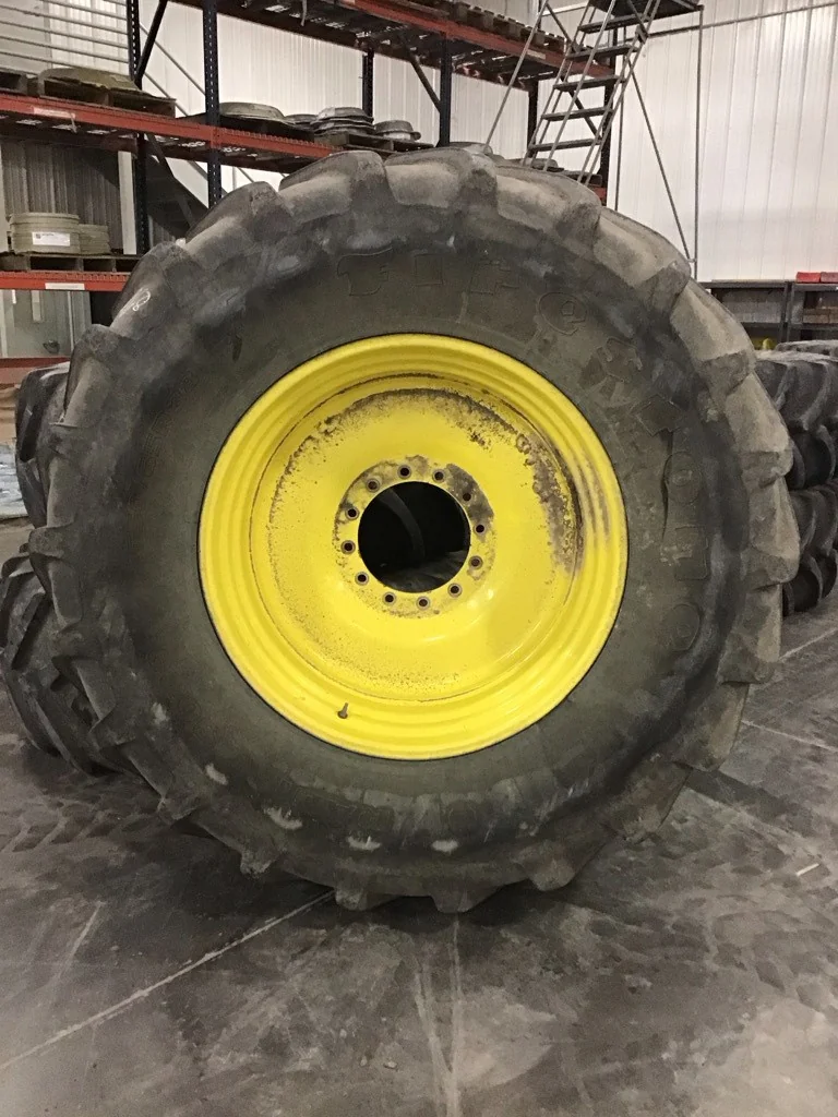 Used 650/65R38 166D Firestone Radial 9000 TL R-1W 85-90% On 18 x 38 (12-13.976-11.857-3) JD Sprayer