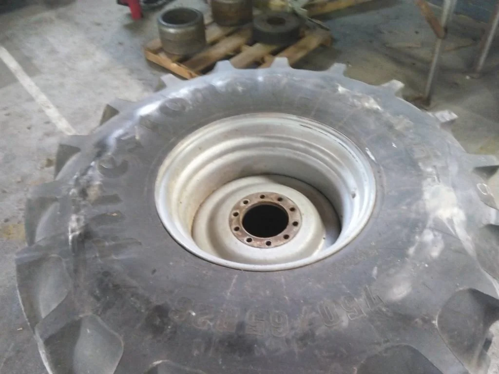 Used 750/65R26 169B Firestone Radial DT TL R-1W 80-85% On 25 x 26 (10-8.858-6.92) Combine Wheel image 5