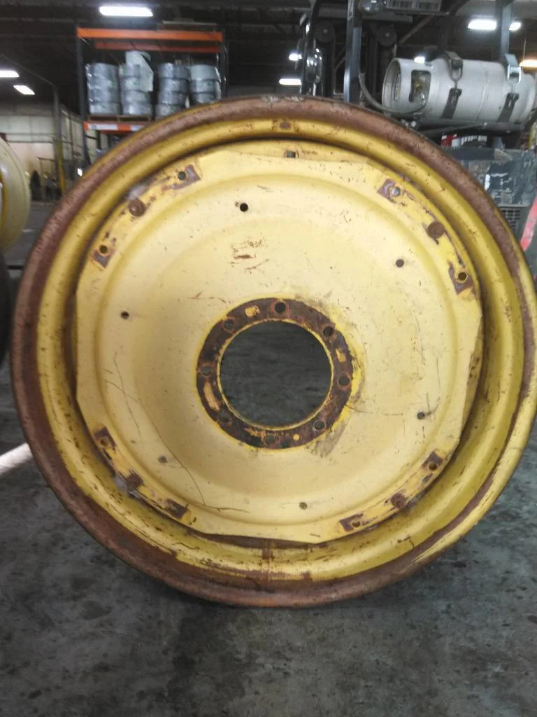 Used 15 x 38 (8-10.82-8.78) John Deere Waffle 3 Bolt With Disc (Moderate Rust, Paint Is Poor)