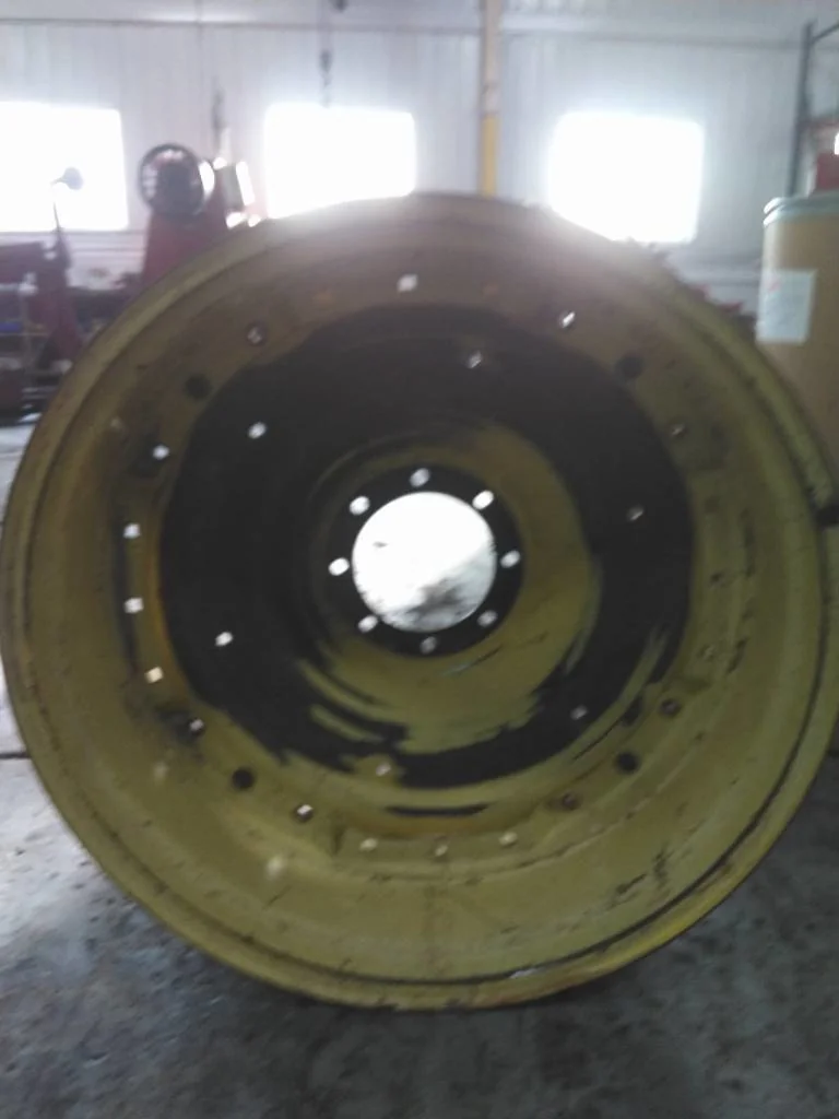 Used 15 x 38 (8-10.82-8.78) John Deere Waffle 3 Bolt With Disc (Moderate Rust, Paint Is Poor) image 3