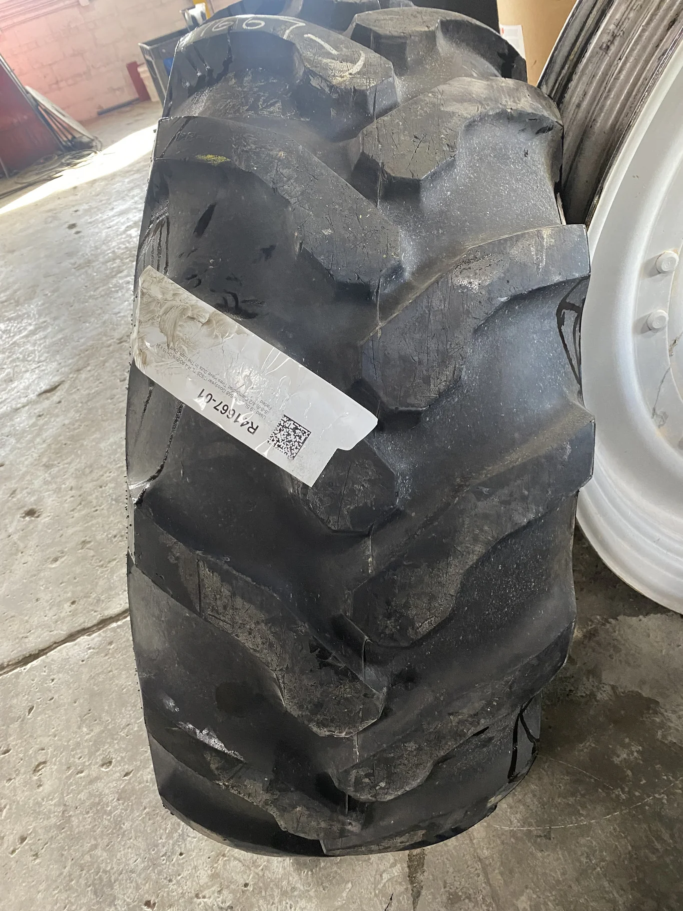 Used 19.5L-24 146A8 Goodyear IT525 TL R-4 90-95%