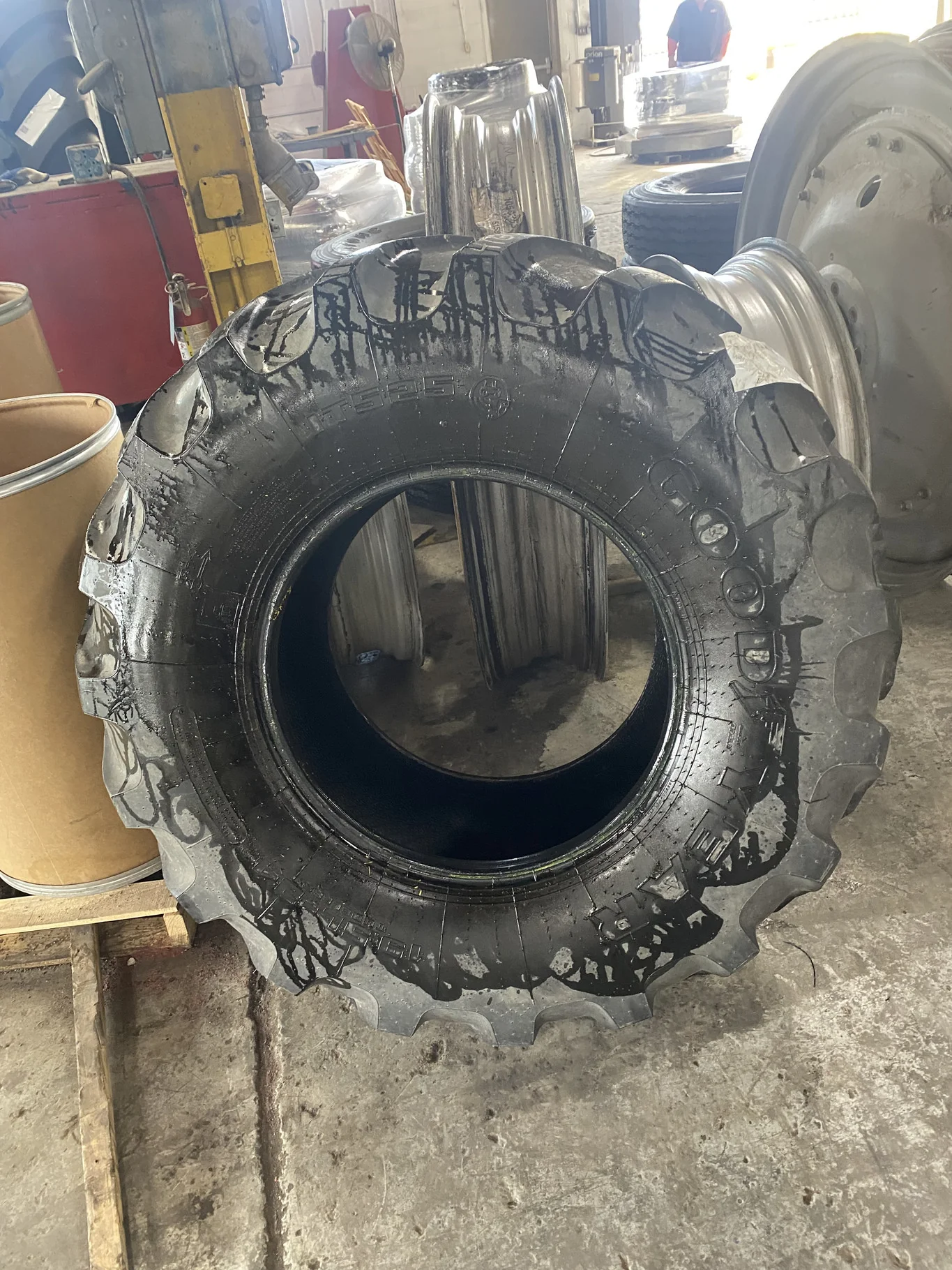 Used 19.5L-24 146A8 Goodyear IT525 TL R-4 90-95% image 2