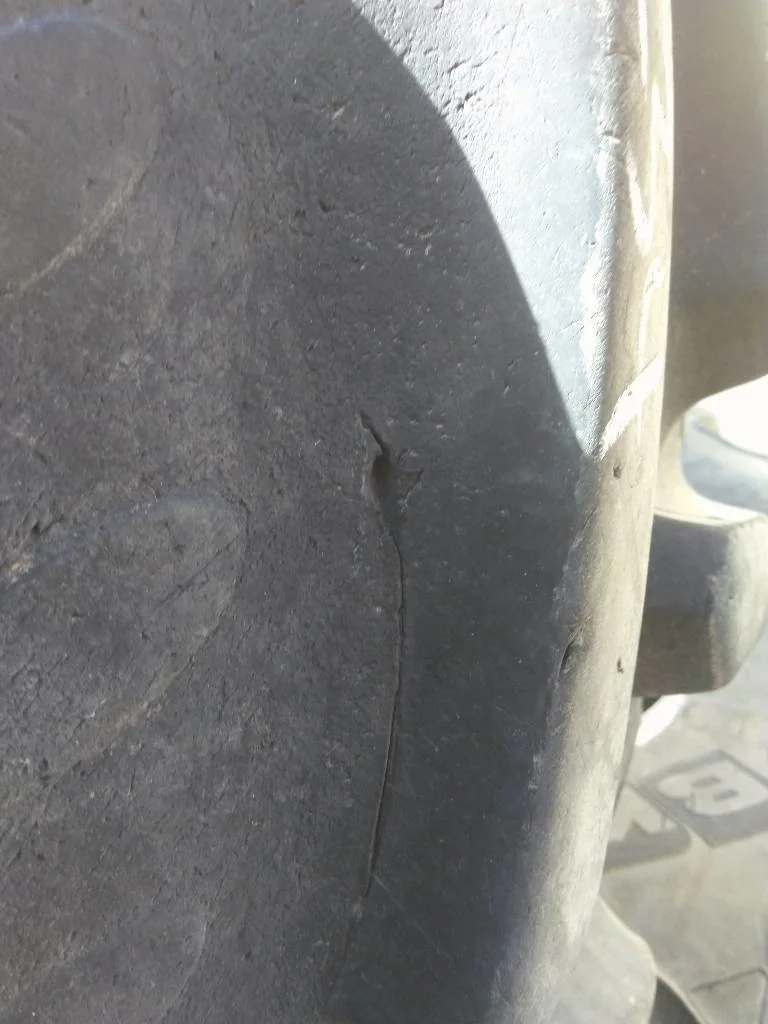Used 480/70R30 148A8 BKT Agrimax RT 765 TL R-1W 75-80% (DOT 1914) Mild Stubble, Moderate Cuts image 5
