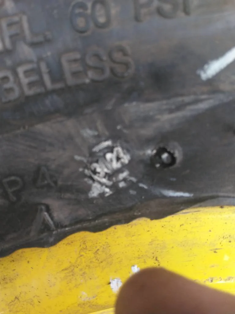 Used 27X10.50-15 8 PLY Carlisle Miltitrac C/S TL R-3 90-95% On 8 x 15 (6-6-4.62) Implement Wheel image 4